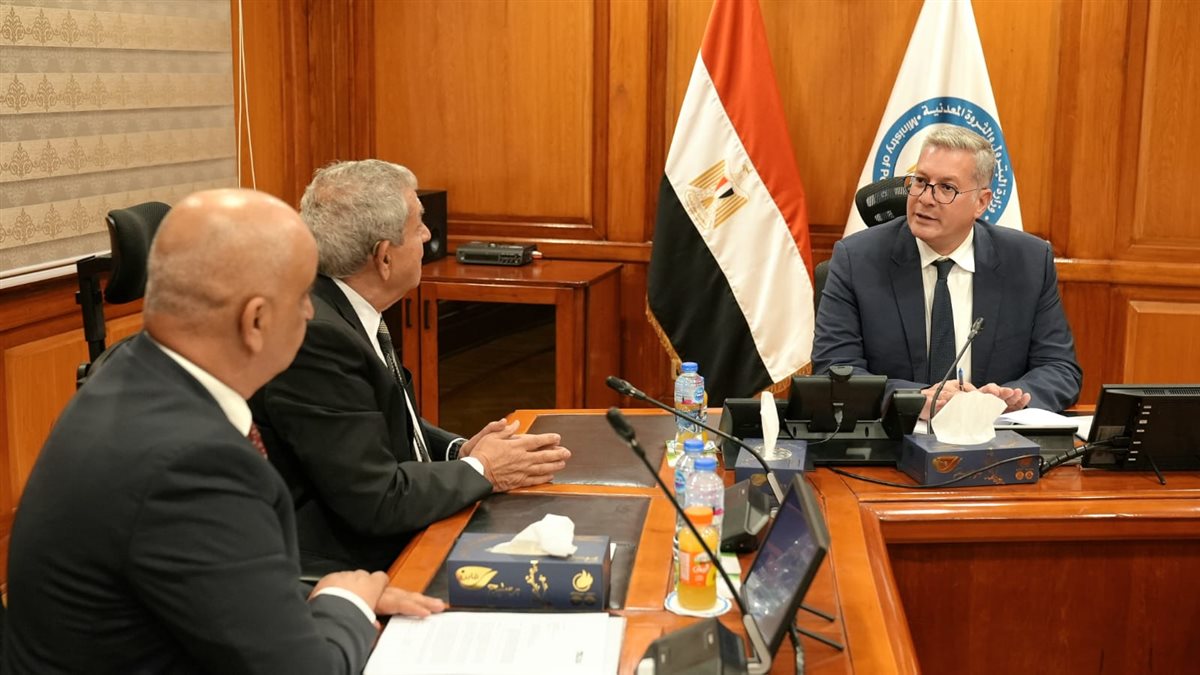 جانب من لقاء المهندس كريم بدوي وزير البترول والثروة المعدنية والسيد آبي بدوي رئيس شركة تاج أويل الكندية العاملة في مصر بحقل بدر-1 بالصحراء الغربية