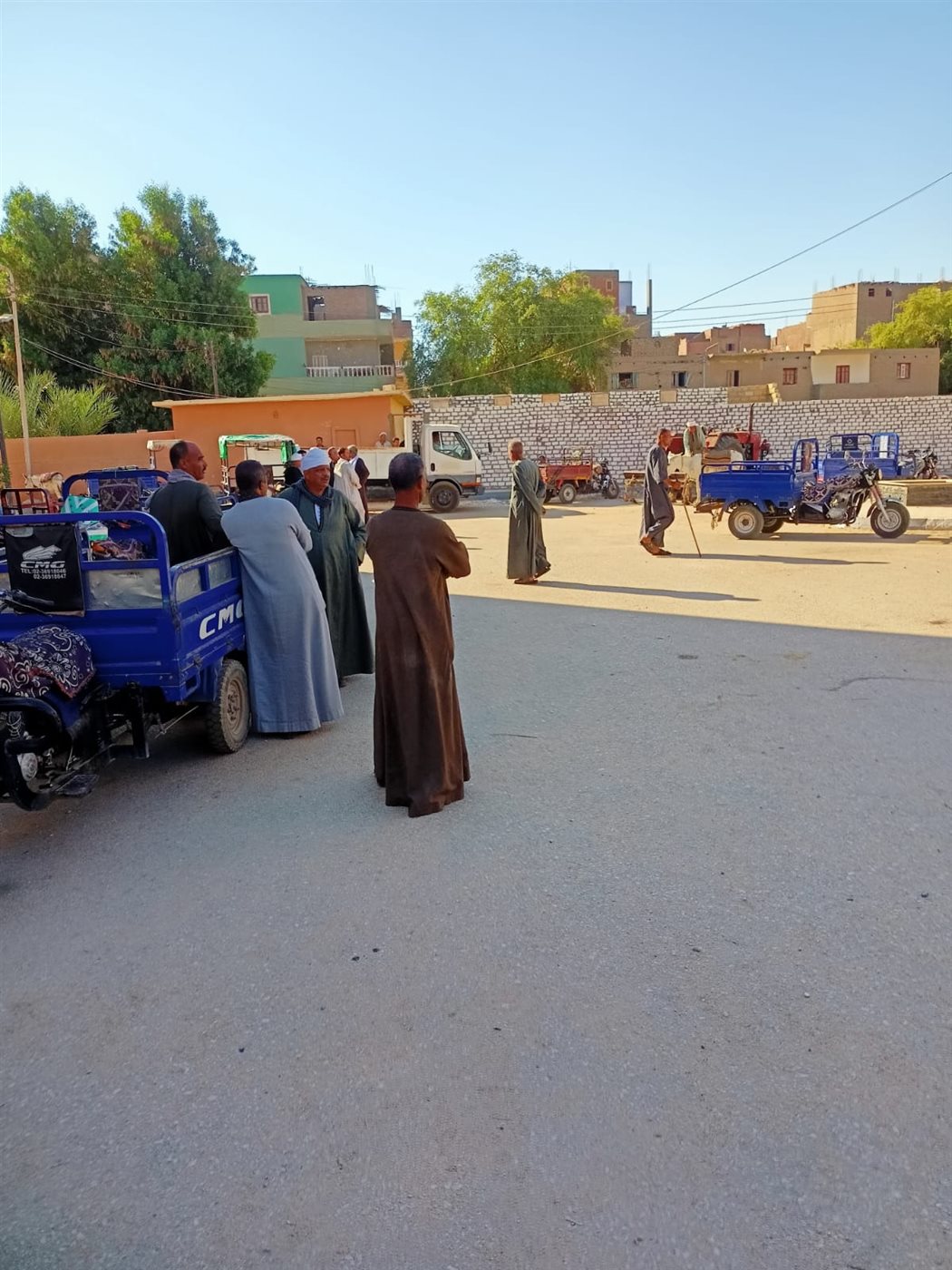 تجمع مزارعي قرية الزرابي أمام الجمعية الزراعية للمطالبة بتوفير الأسمدة المخصصة للموسم الصيفي
