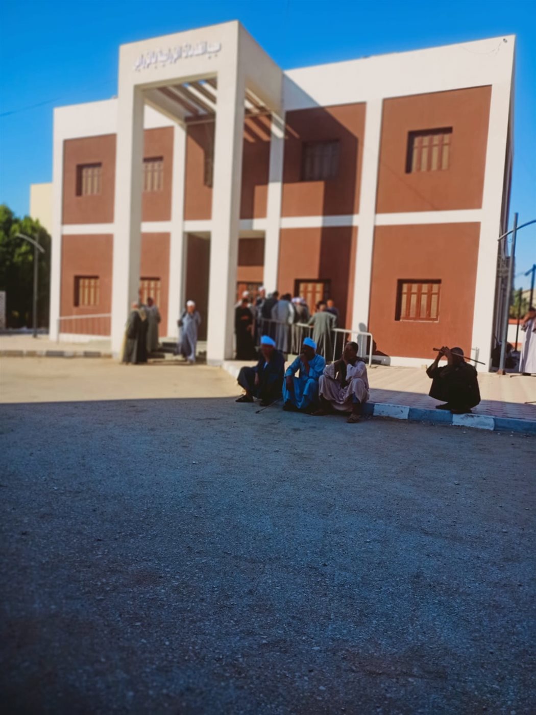 تجمع مزارعي قرية الزرابي أمام الجمعية الزراعية للمطالبة بتوفير الأسمدة المخصصة للموسم الصيفي