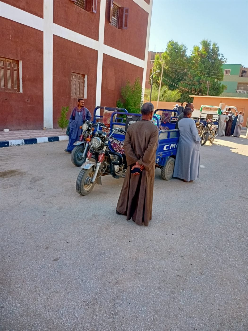 تجمع مزارعي قرية الزرابي أمام الجمعية الزراعية للمطالبة بتوفير الأسمدة المخصصة للموسم الصيفي