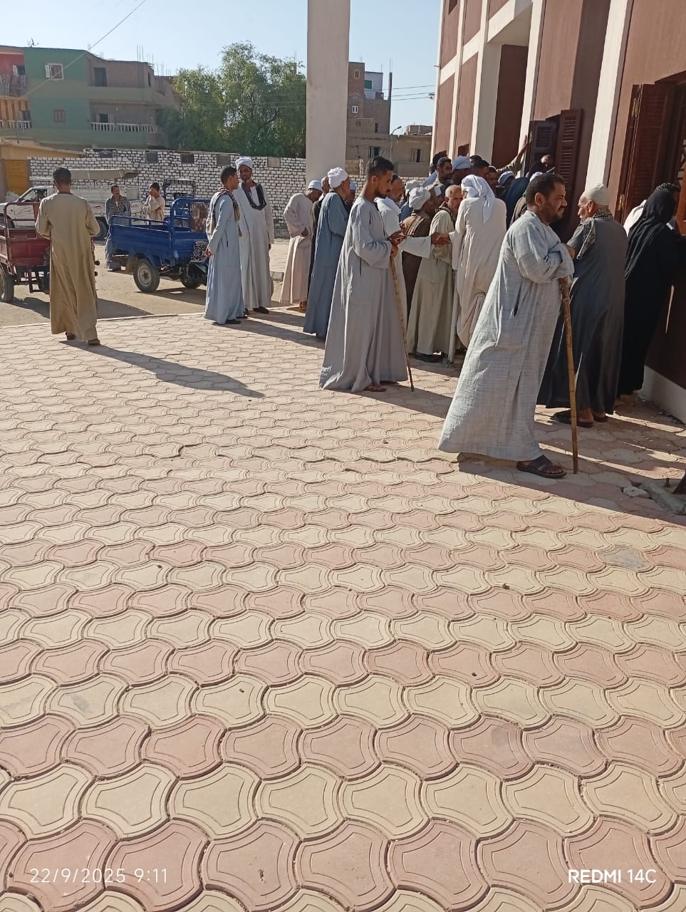 تجمع مزارعي قرية الزرابي أمام الجمعية الزراعية للمطالبة بتوفير الأسمدة المخصصة للموسم الصيفي