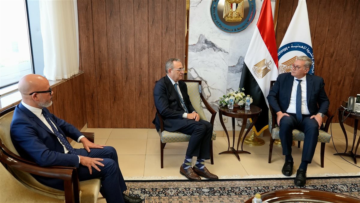 جانب من لقاء وزير البترول والثروة المعدنية ونائب رئيس شركة إكسبرو العالمية لمنطقة الشرق الأوسط وشمال أفريقيا