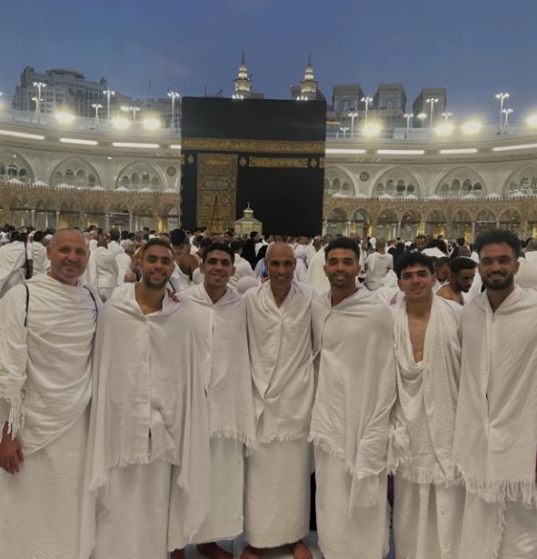لاعبو بيراميدز يؤدون مناسك العمرة