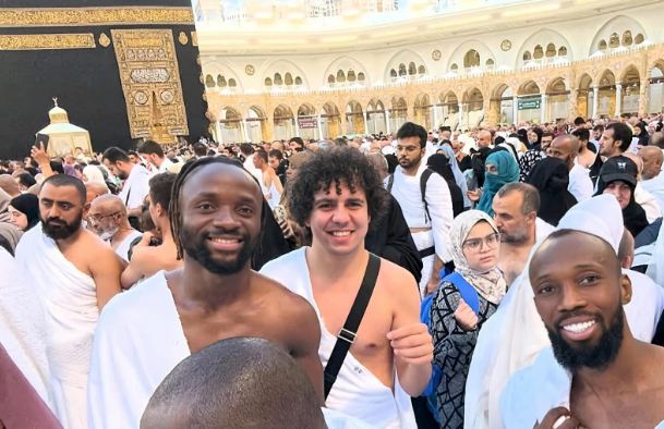 لاعبو بيراميدز يؤدون مناسك العمرة