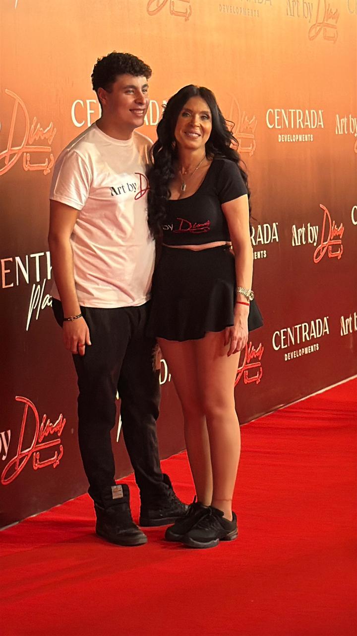 الراقصة دينا ونجلها خلال افتتاح الأكاديمية 