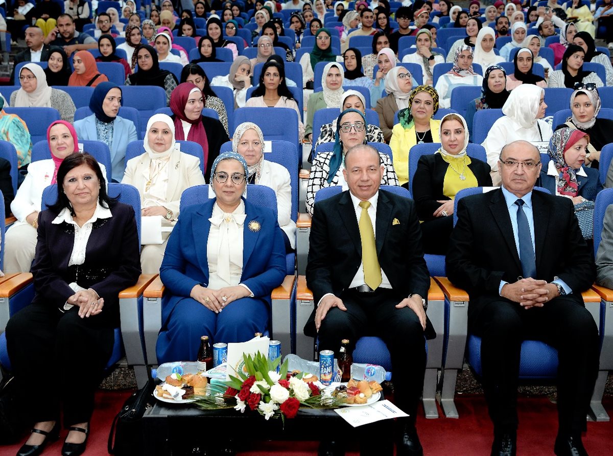 رئيس جامعة المنصورة ورئيس المجلس القومي للمراة خلال الاحتفال