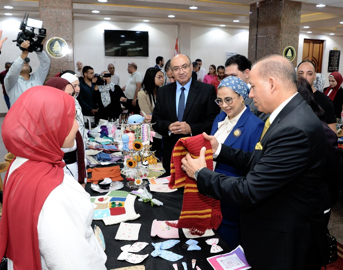 تفقد المعرض المصاحب