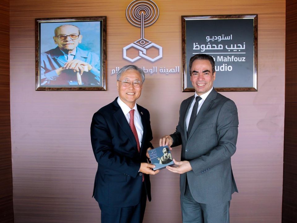 سفير كوريا الجنوبية مع الكاتب أحمد المسلماني