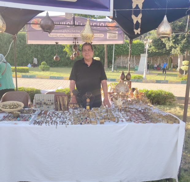 مصمم المشغولات النحاسية عزت مصطفي