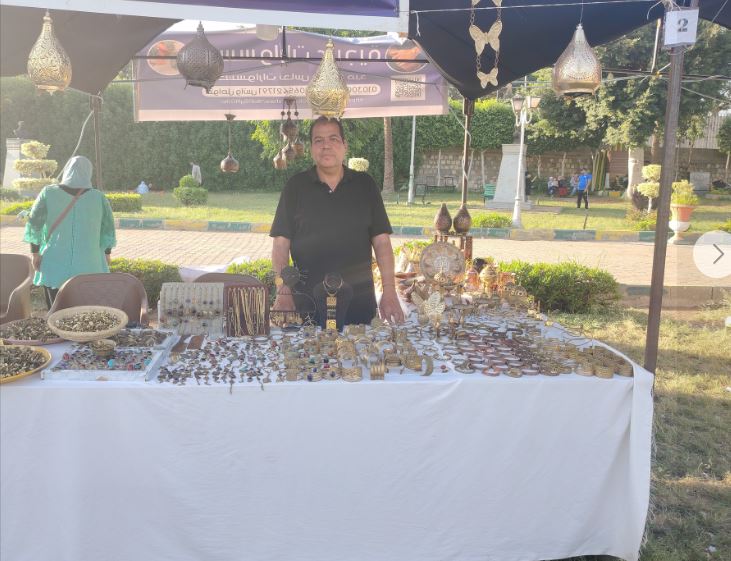 مصمم المشغولات النحاسية عزت مصطفي