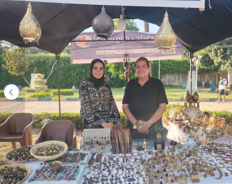 الصحفية زينب النجار مع مصمم المشغولات النحاسية 