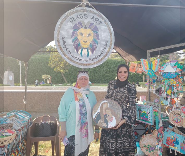 الصحفية زينب النجار مع مروة أحمد مصممة مشغولات الزجاجية