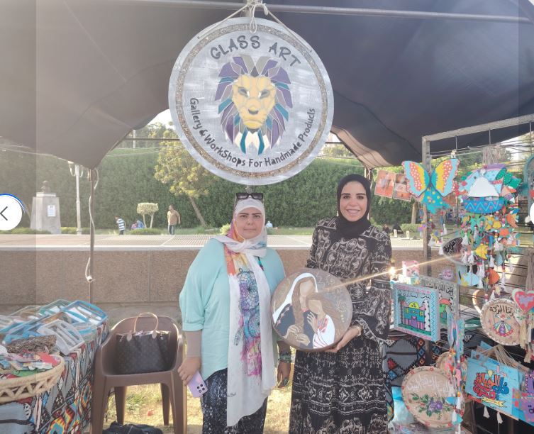 الصحفية زينب النجار مع مروة أحمد مصممة مشغولات الزجاجية