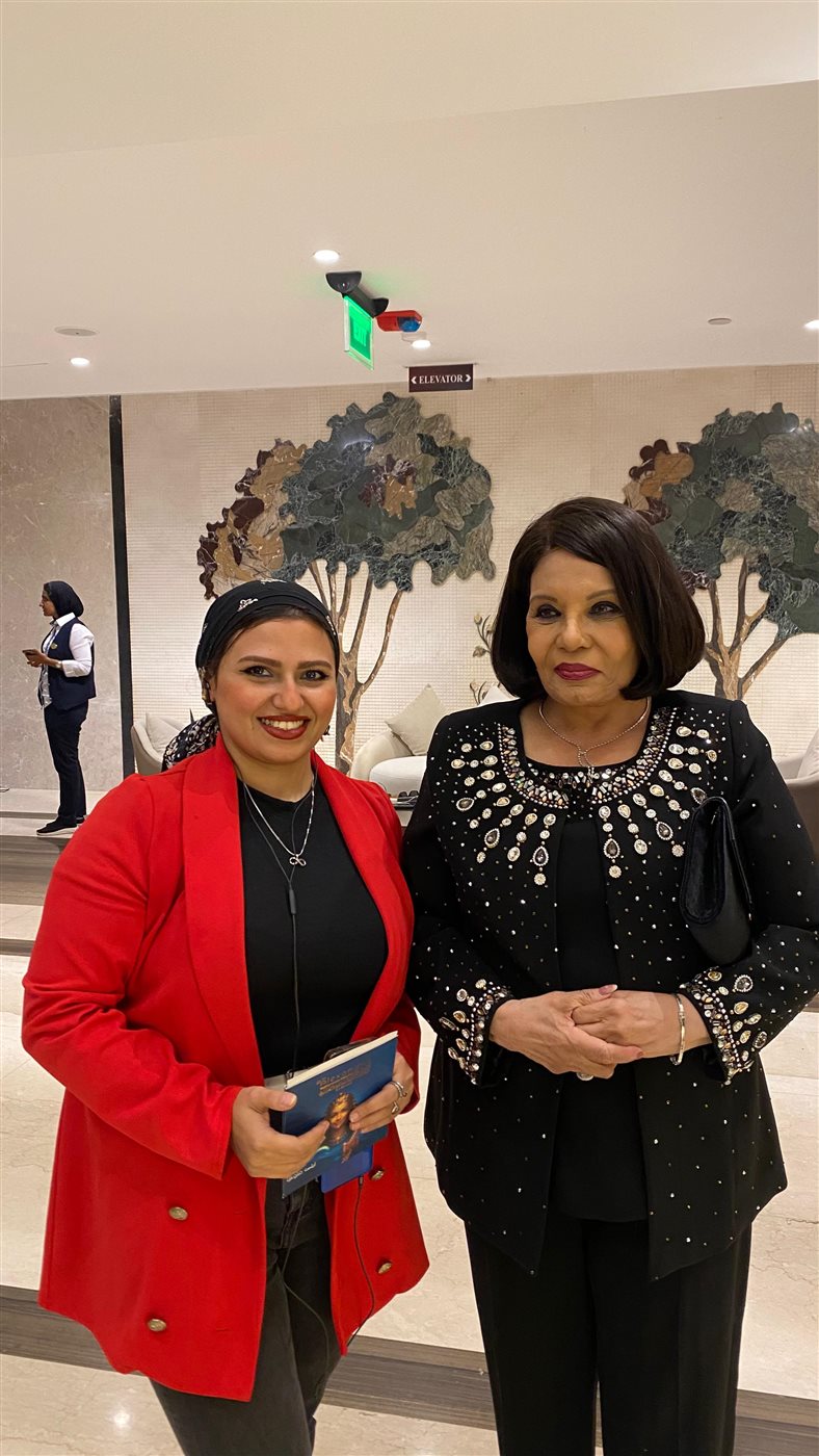 الفنانة فردوس عبد الحميد مع محررة الوفد