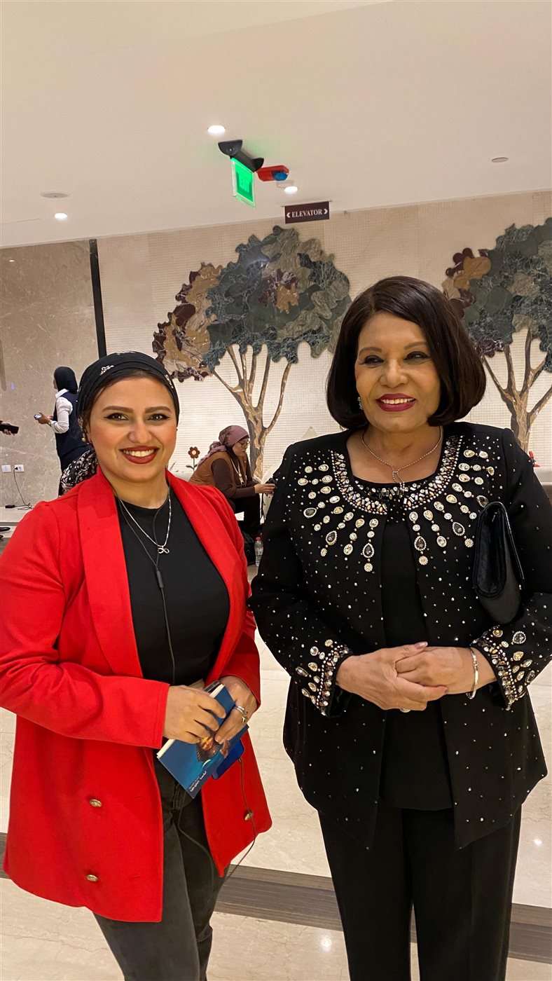 الفنانة فردوس عبد الحميد مع محررة الوفد