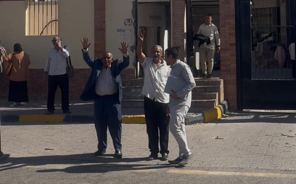 أحد المرشحين عقب تقديم أوراق الترشح