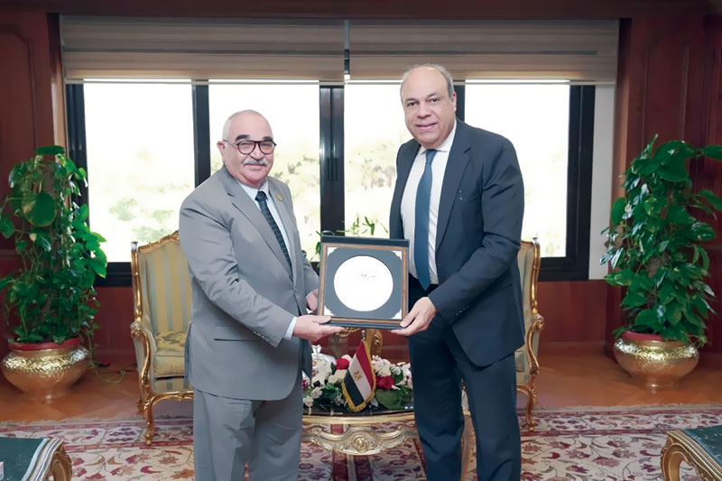 وزير الطيران ورئيس هيئة قضايا الدولة يتبادلون الدروع التذكارية 