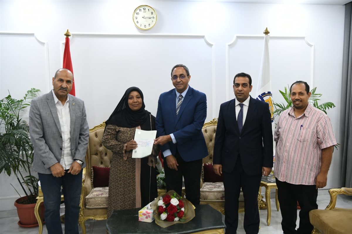 مواطنة تتسلم العقد من المحافظ