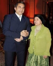 باسم يوسف مع والدته