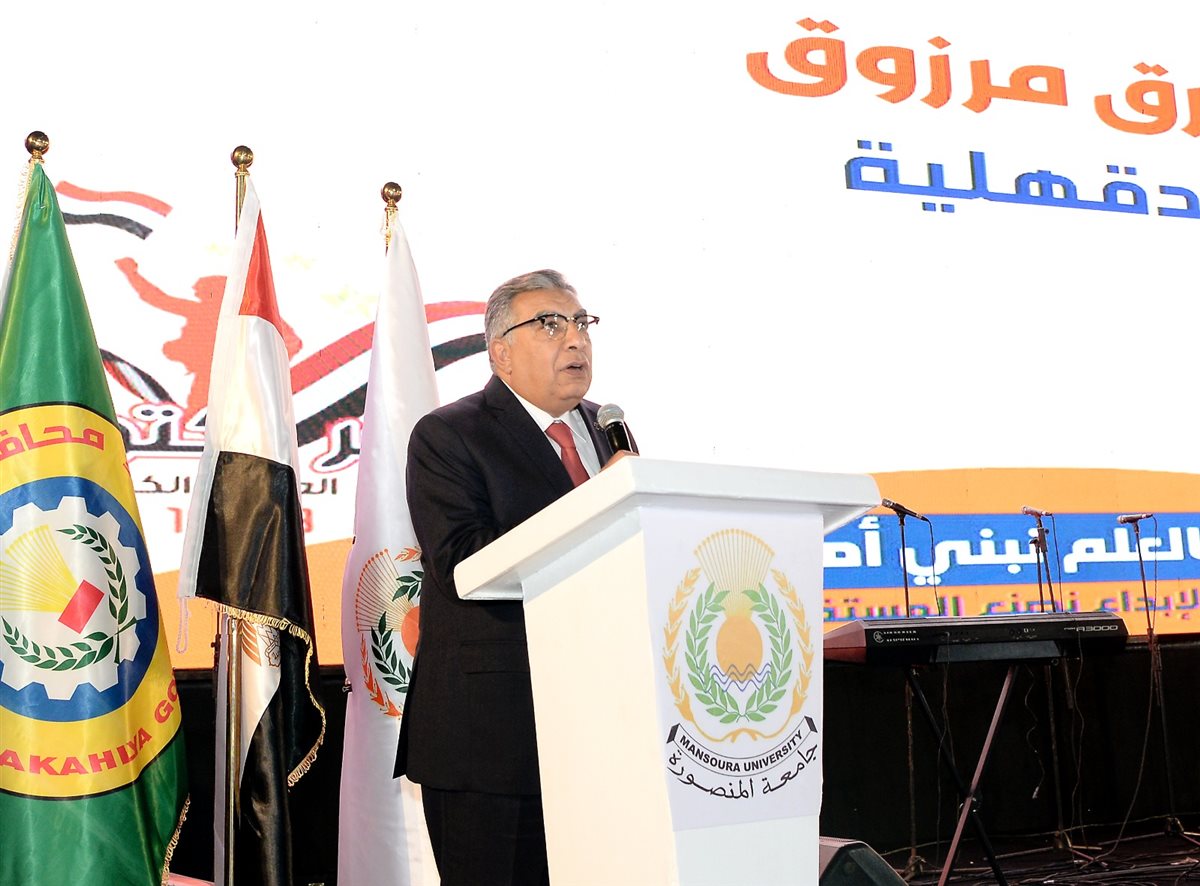 محافظ الدقهلية متحدثا خلال اللقاء