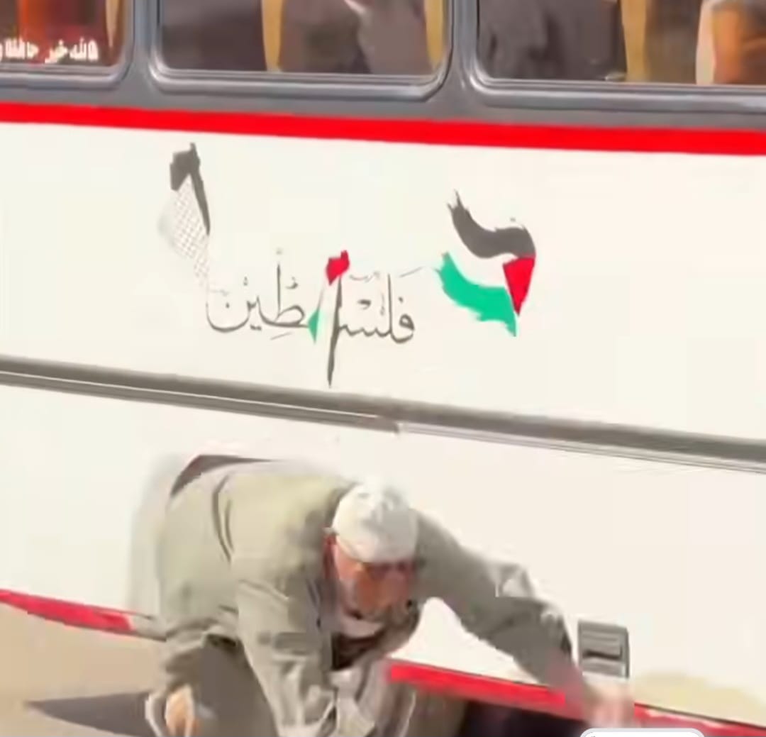 المسن سقط أرضا أثناء محاولة استقلال الباص