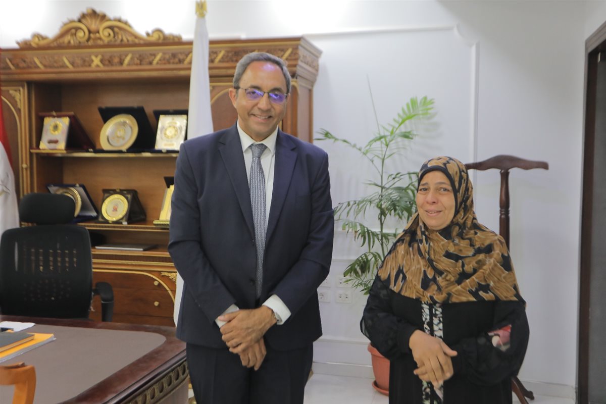 المحافظ أثناء استقبال المواطنة
