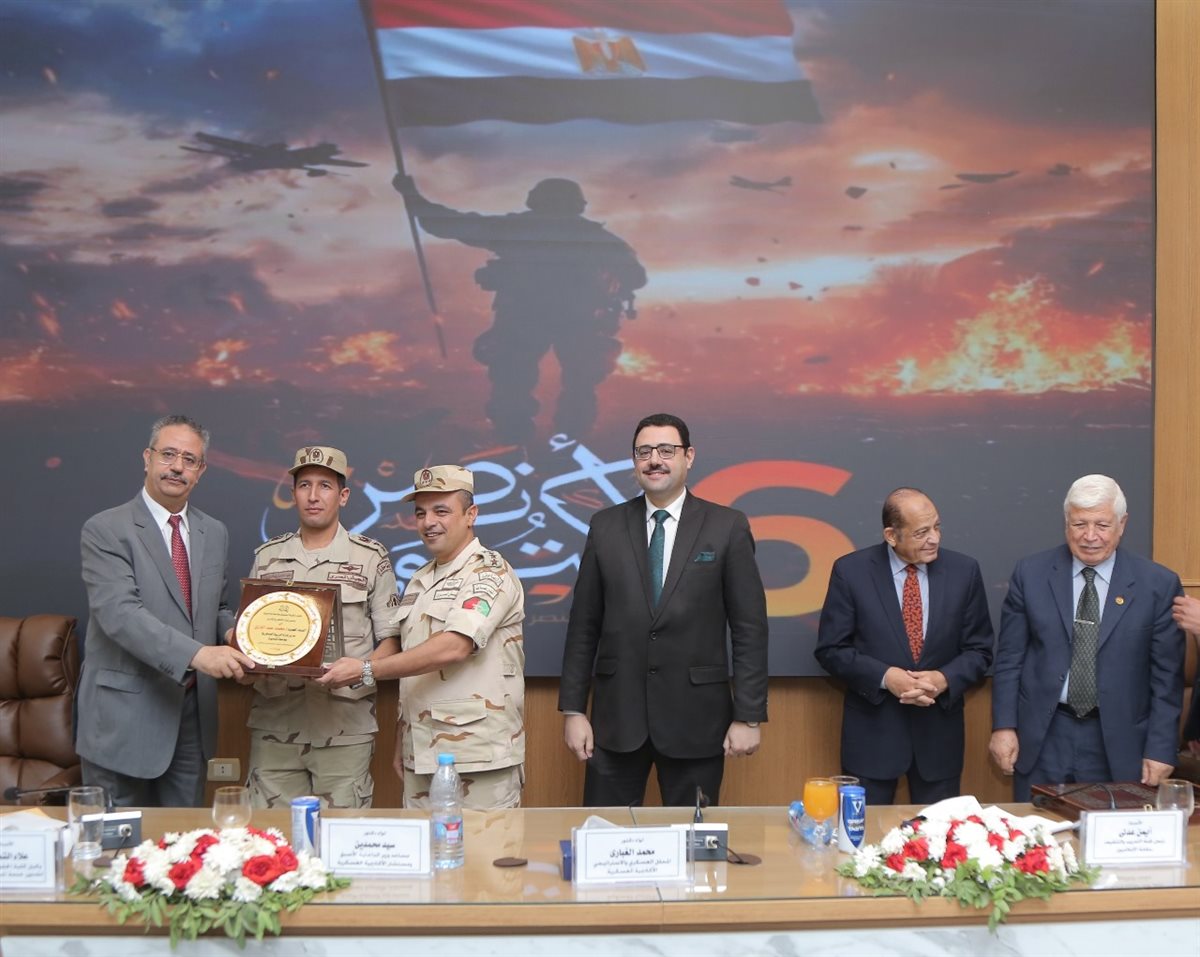 عميد الكلية يكرم ضباط القوات المسلحة