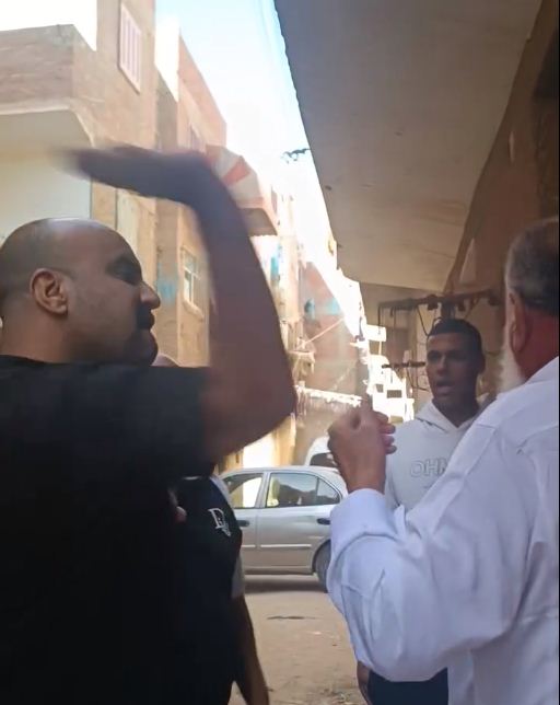 صفع عم غريب مسن السويس