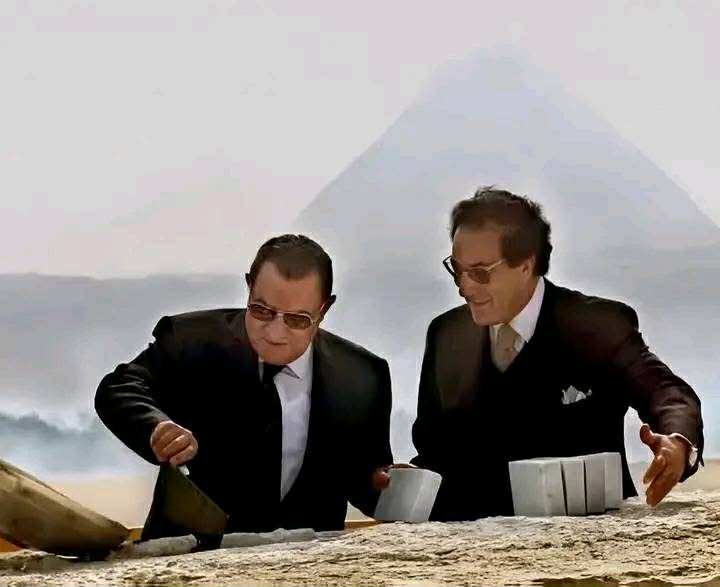 الدكتور فاروق حسني والرئيس الراحل حسني مبارك أثناء وضع حجر الأساس للمتحف المصري الكبير