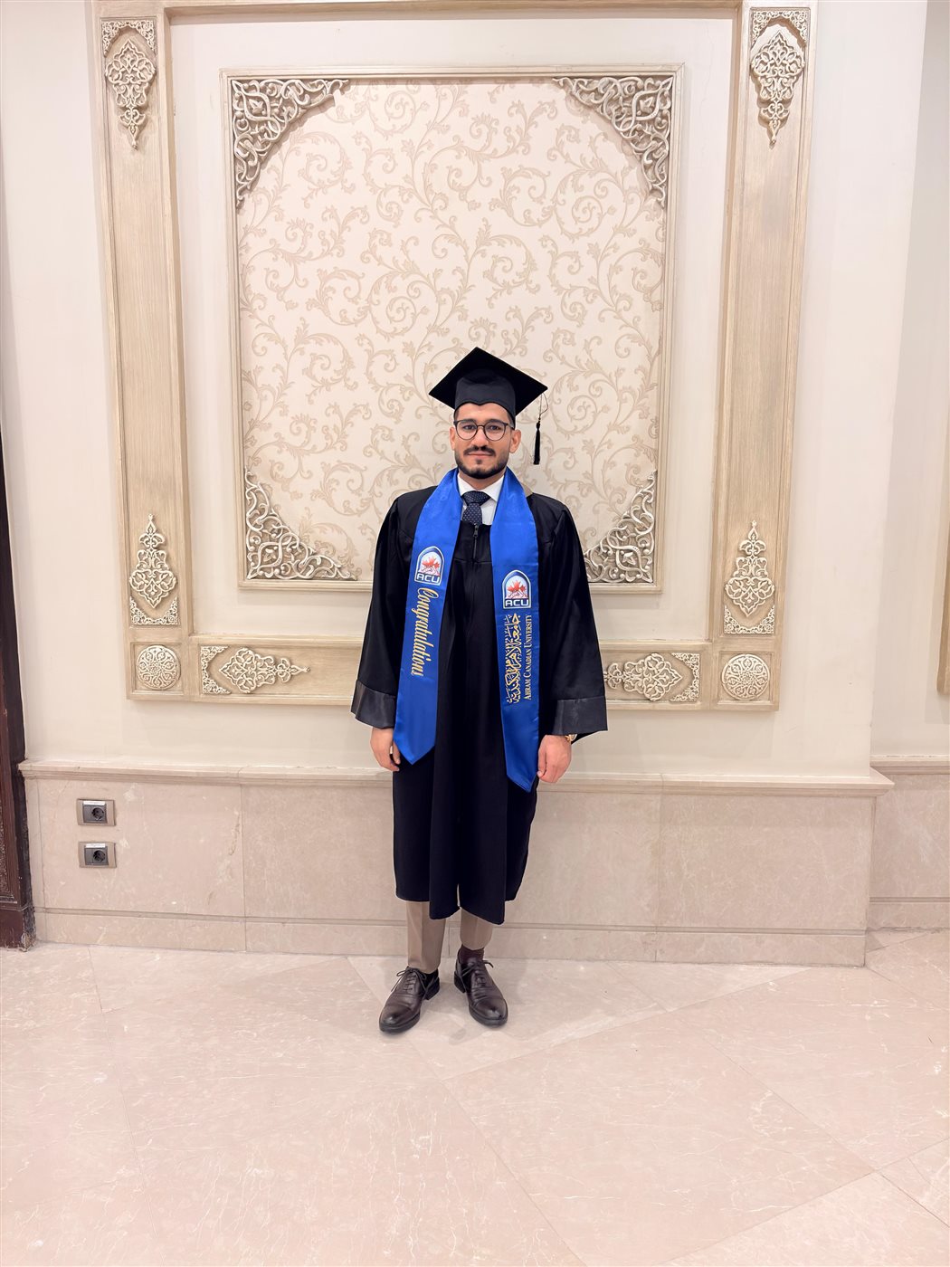 الصيدلي محمود عيسى خلال حفل تخرجه