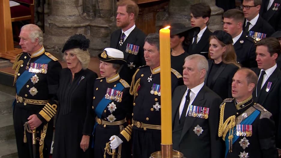 الملك تشارلز يجرد شقيقه أندرو من ألقابه ويخطره بمغادرة القصر