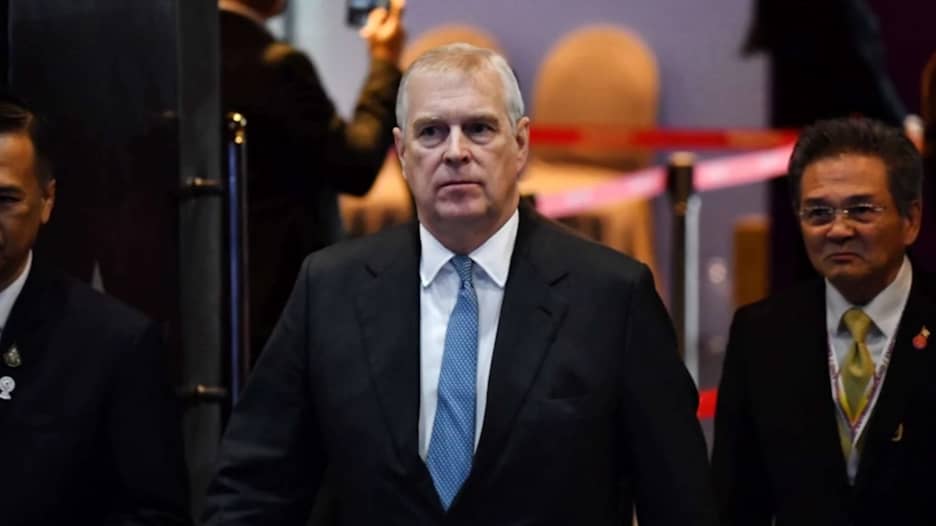 الملك تشارلز يجرد شقيقه أندرو من ألقابه ويخطره بمغادرة القصر