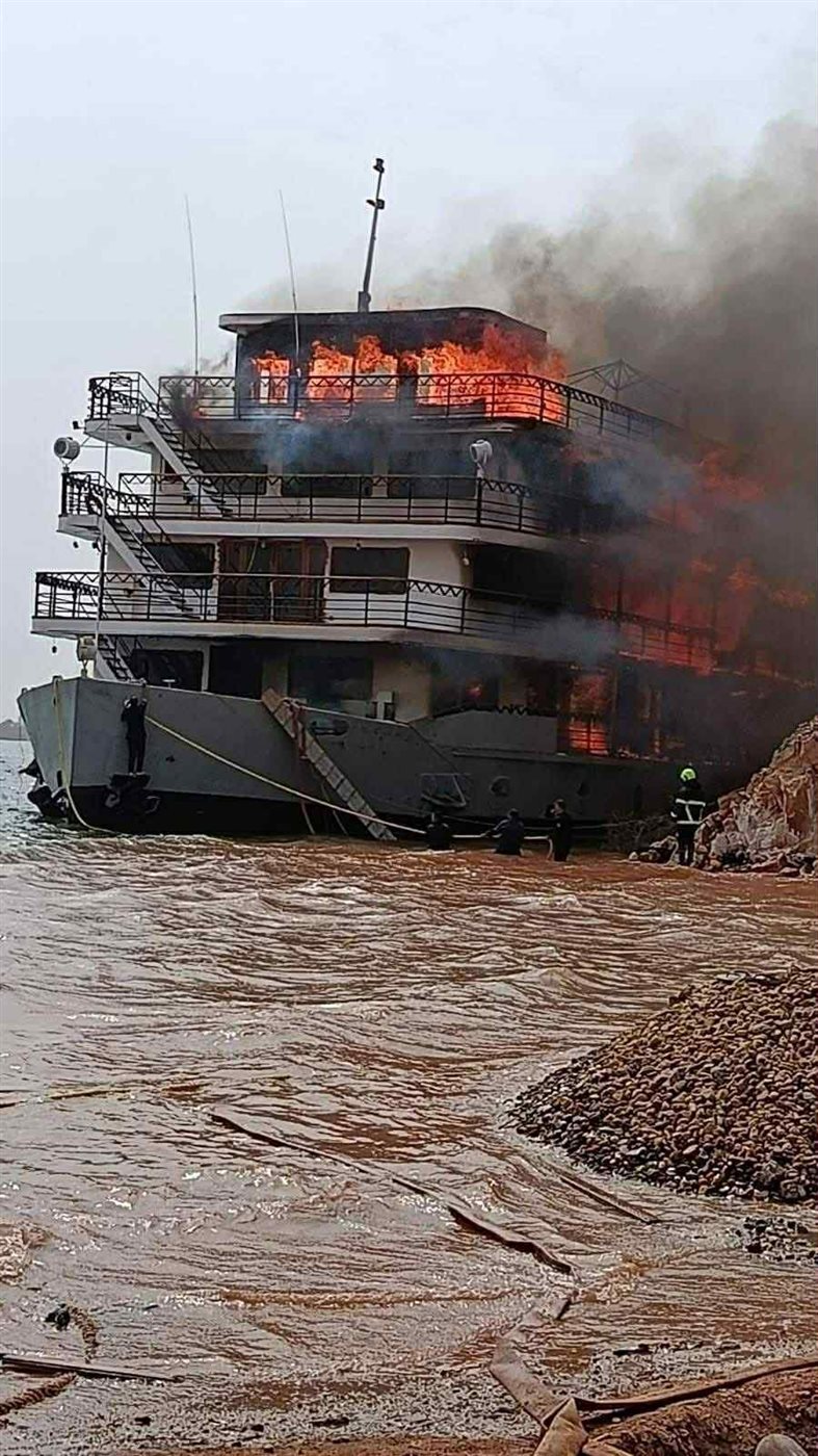 حريق باخرة سياحية فى أسوان