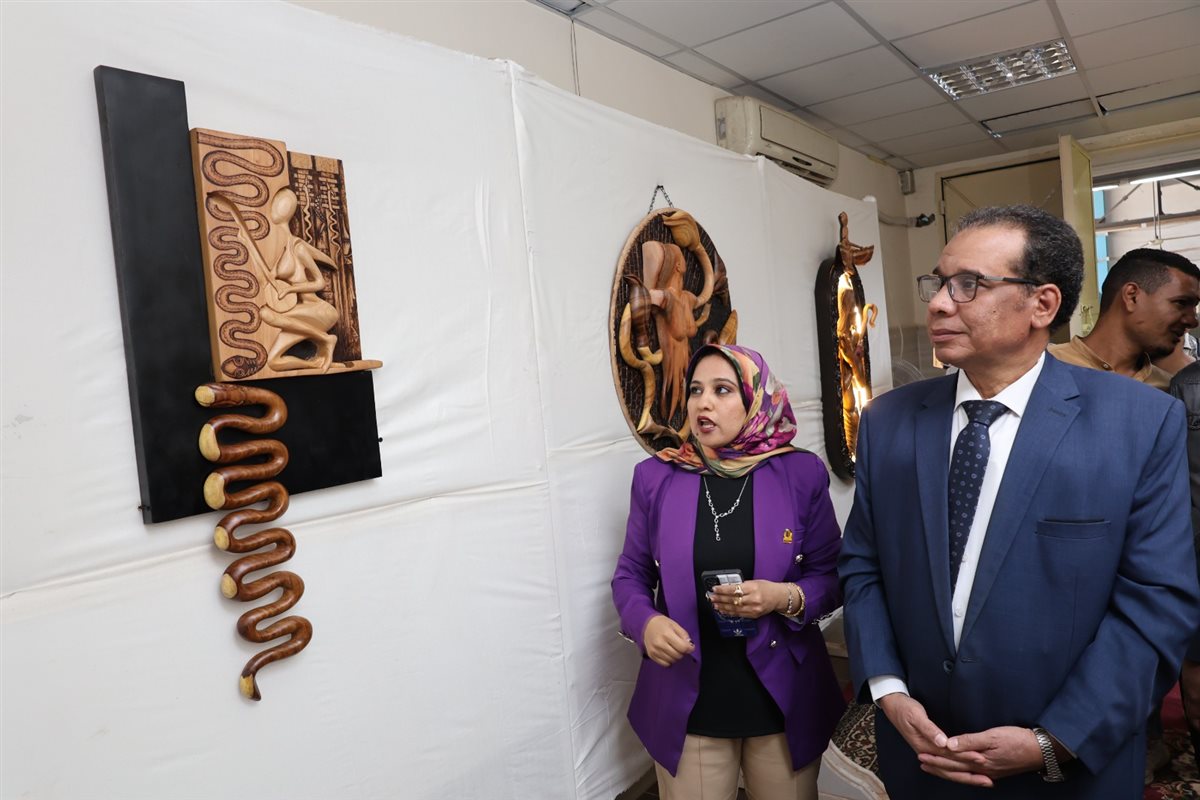 فاطمة معاوية ونائب رئيس الجامعة في المعرض