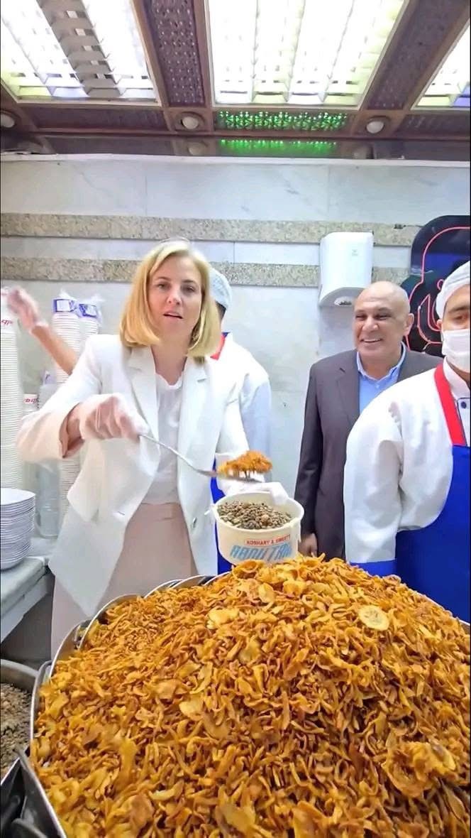 وزيرة خارجية النمسا في مطعم كشري أبو طارق