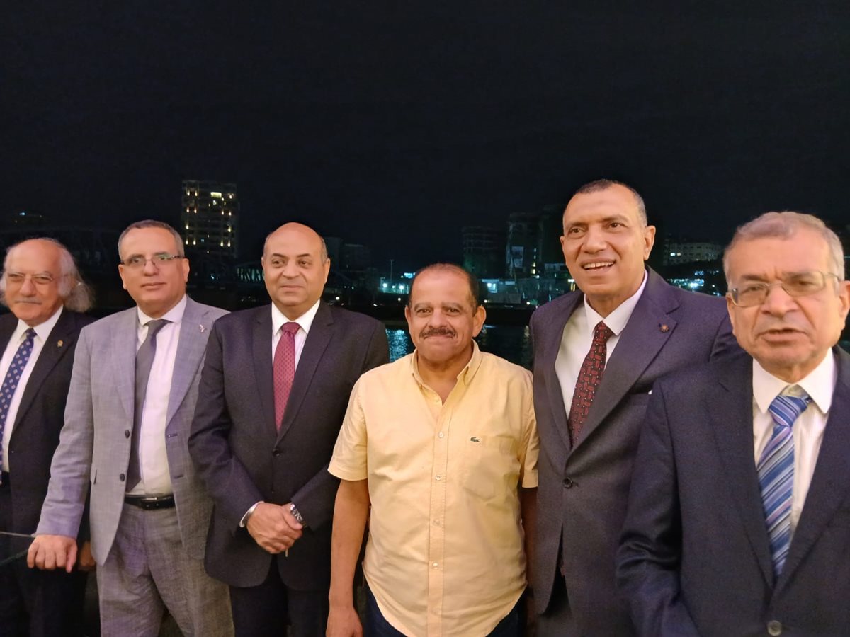 والد العريس يتوسط عدد من القيادات التنفيذية والشعبية