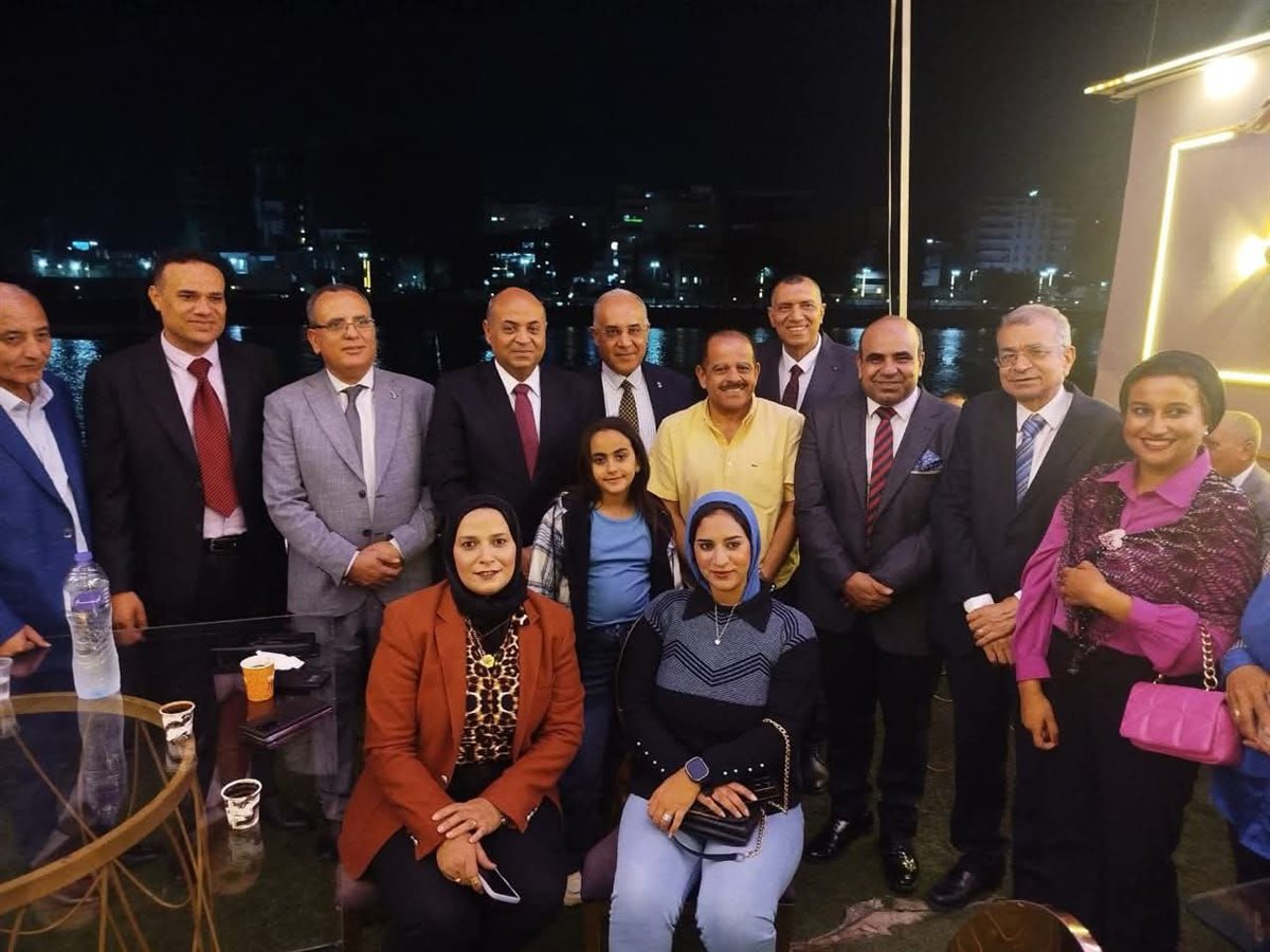 قيادات تنفيذية وشعبية وعدد من الصحفيين خلال حفل الزفاف