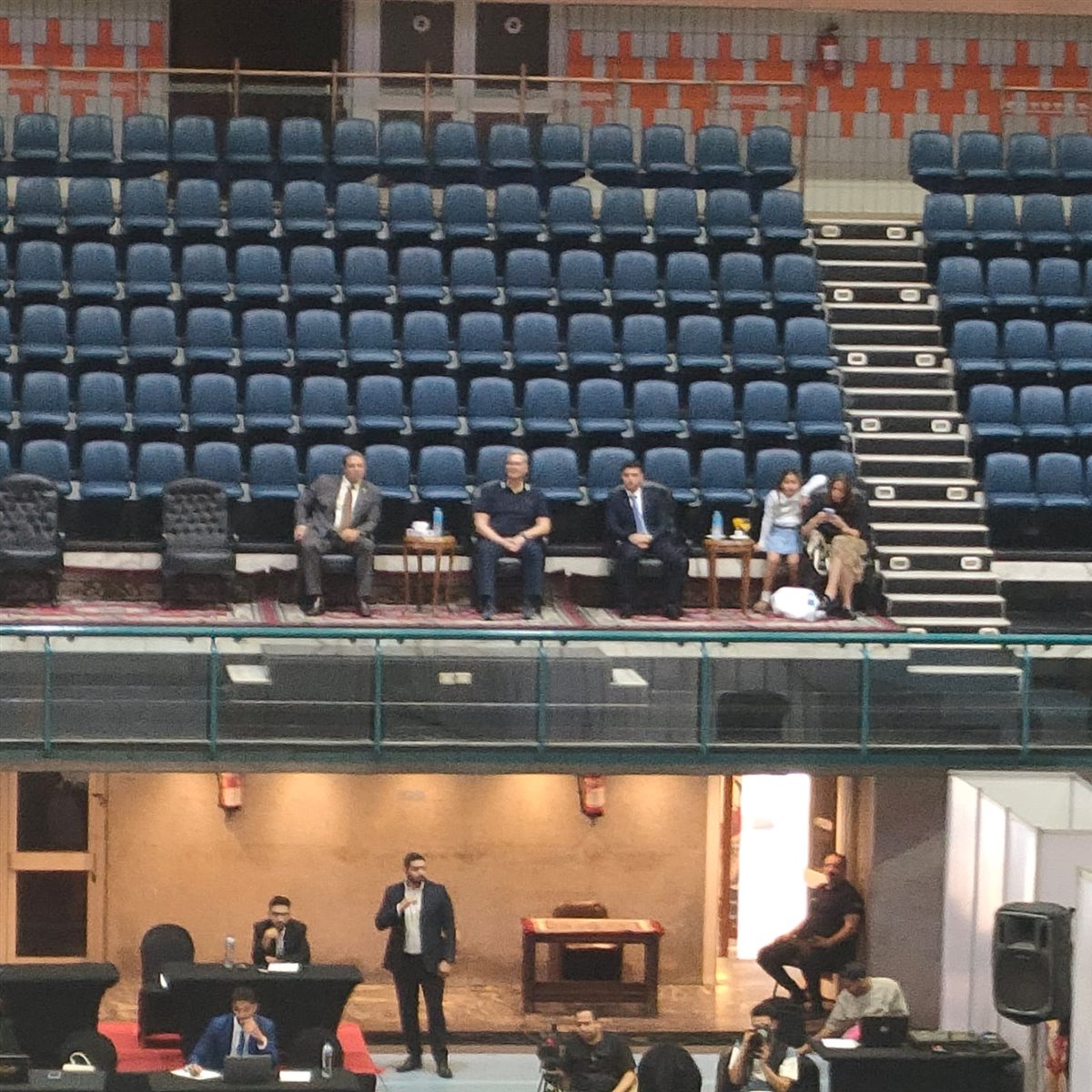 الوزير وأسرته في مدرج خاص