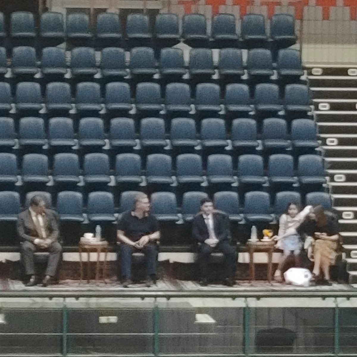 الوزير وأسرته في مدرج خاص