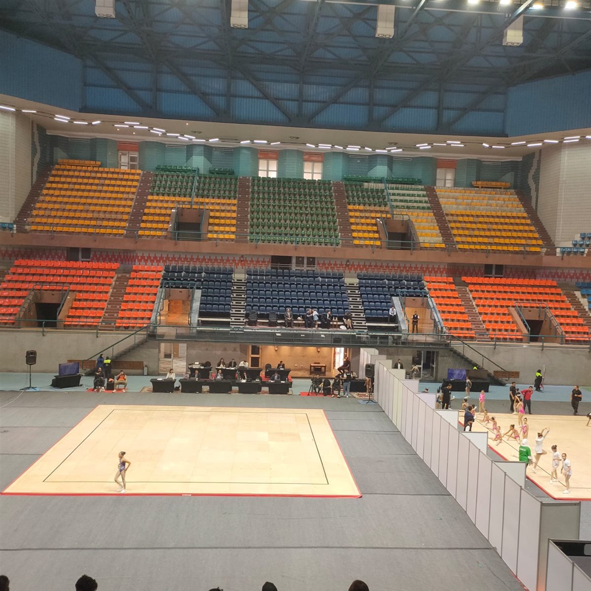 الوزير وأسرته في مدرج خاص خالي من الجمهور