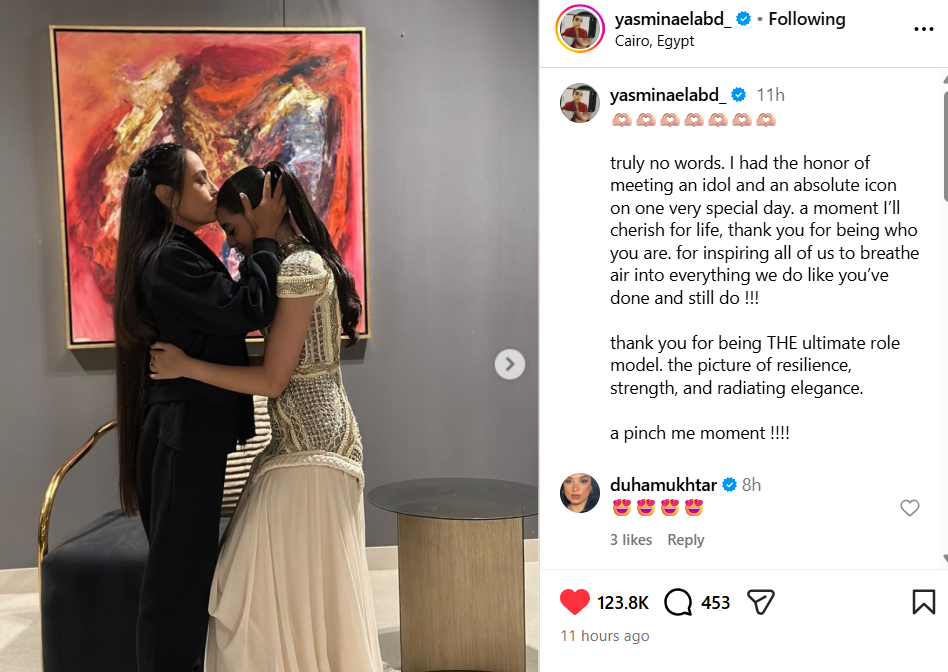 شريهان تقبل رأس ياسمينا العبد في احتفالية حفل افتتاح المتحف المصري الكبير