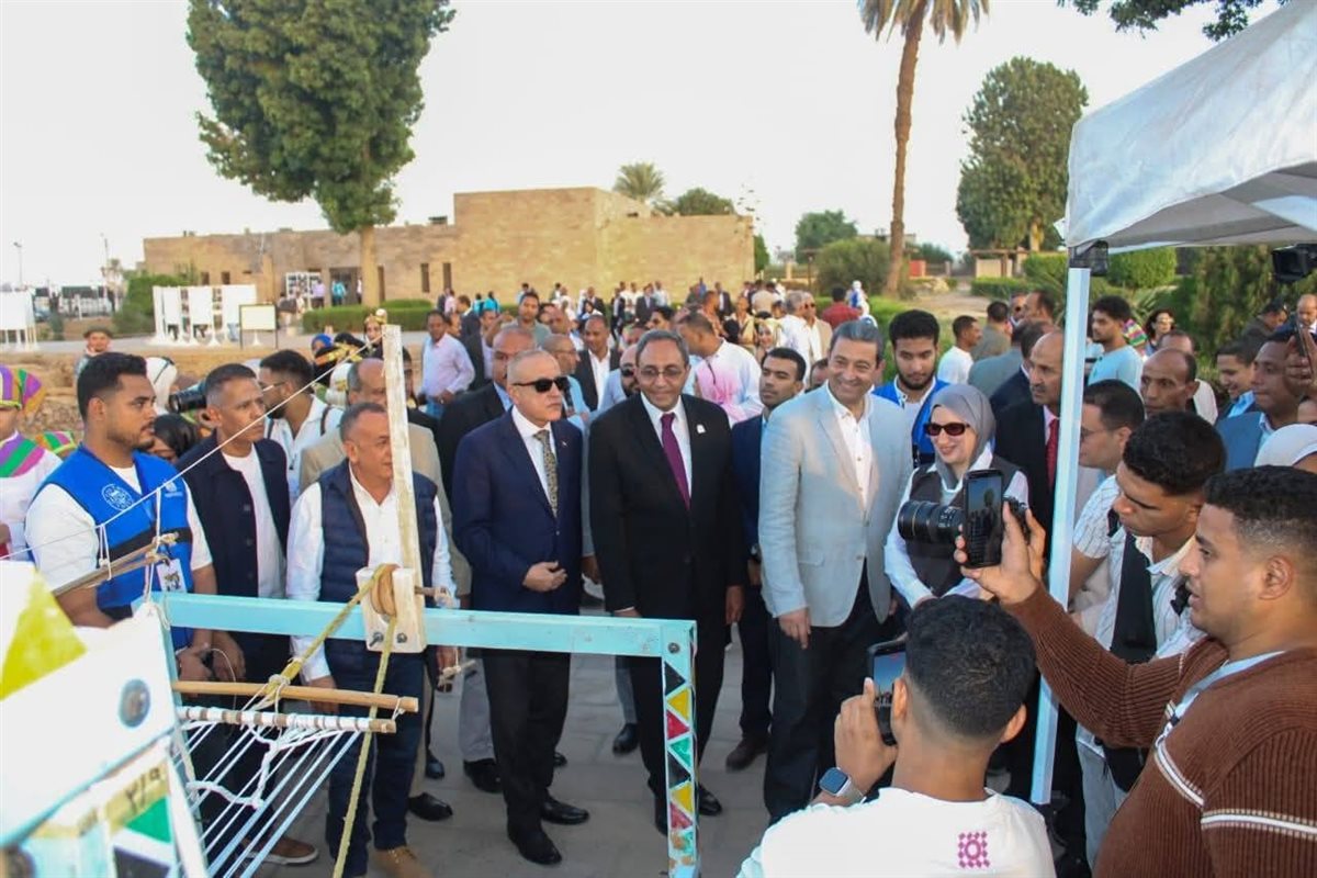 المحافظ وضيوف المهرجان 