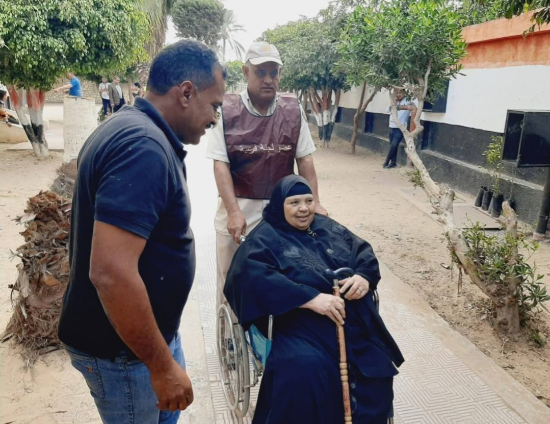 كبار السن يدلون بأصواتهم ويشاركون في انتخابات النواب على كرسي متحرك البحيرة