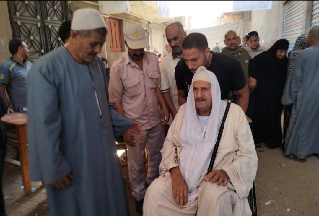 كبار السن يدلون بأصواتهم ويشاركون في انتخابات النواب على كرسي متحرك البحيرة