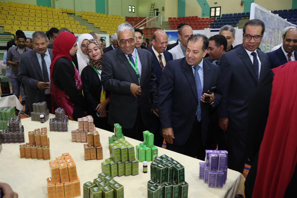 رئيس الجامعة داخل المعرض