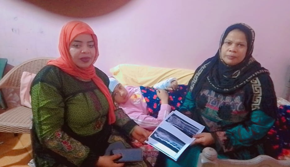 محررة الوفد مع والدة الطفلة والمصابة