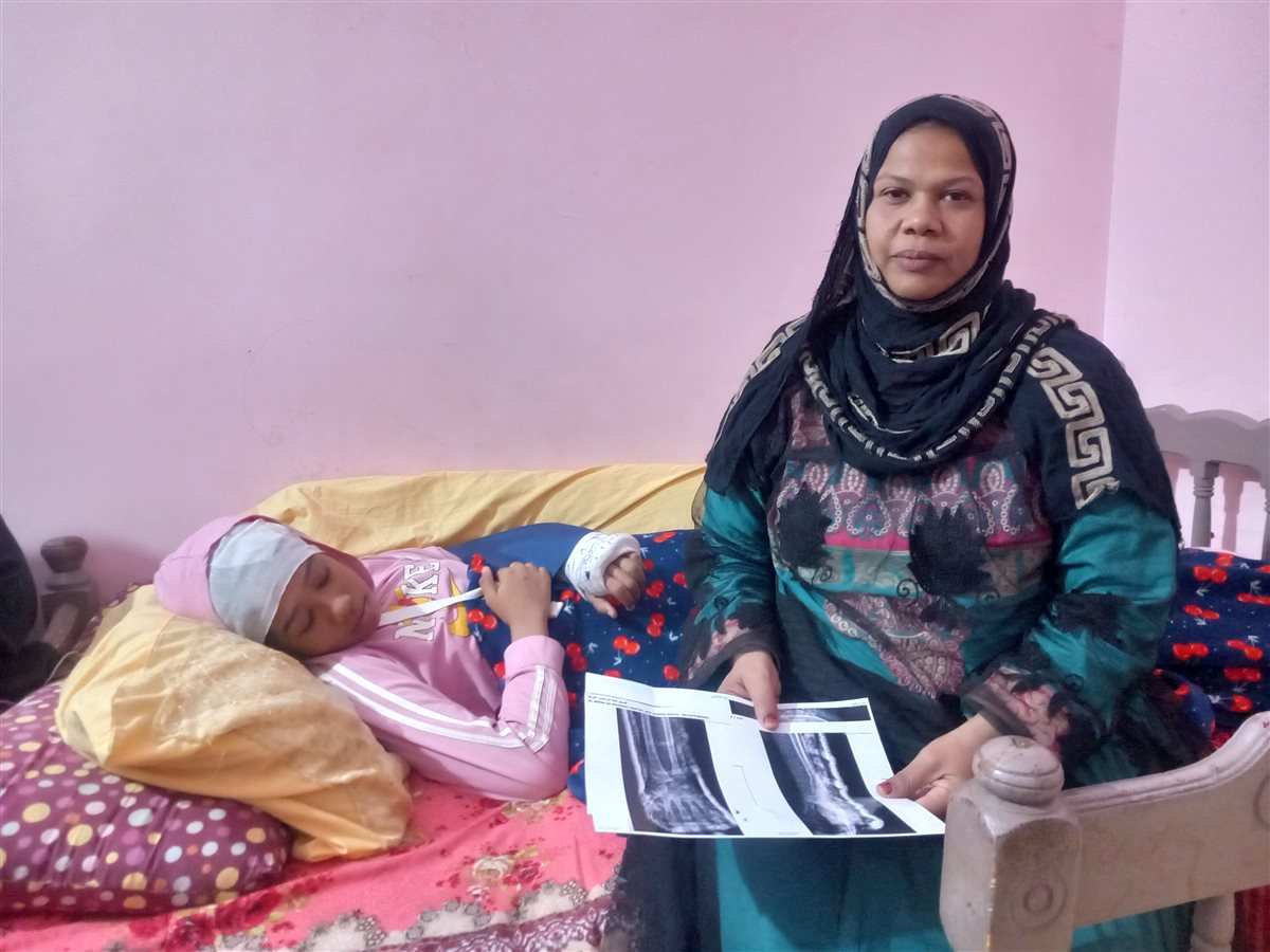 والدة الطفلة المصابه وابنتها بعد العودة للمنزل