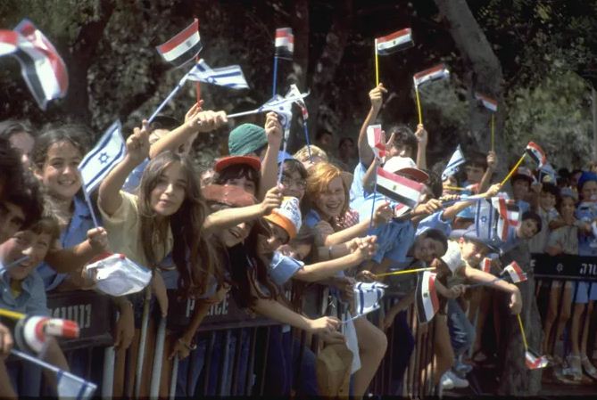 إسرائيليون يرفعون أعلام مصر وإسرائيل ترحيبا بالسادات