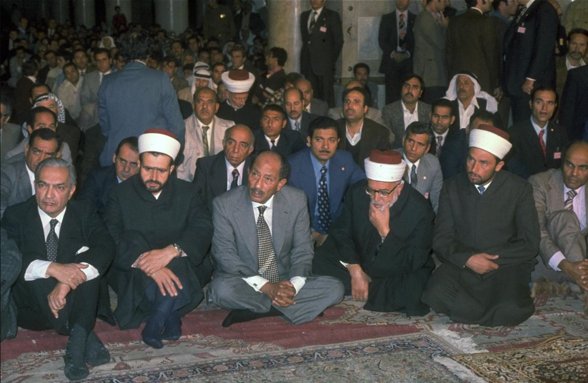 السادات يصلي في المسجد الأقصى على هامش زيارته