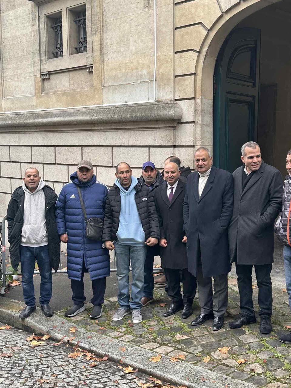 اصطفاف المصريين في باريس أمام لجان الاقتراع للمشاركة في انتخابات النواب